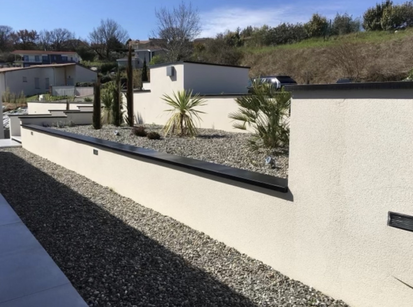 Couvertine aluminium anthracite sur un muret enduit