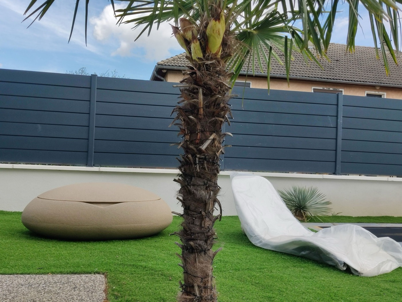 Clôture aluminium lames pleines anthracite autour d'un jardin