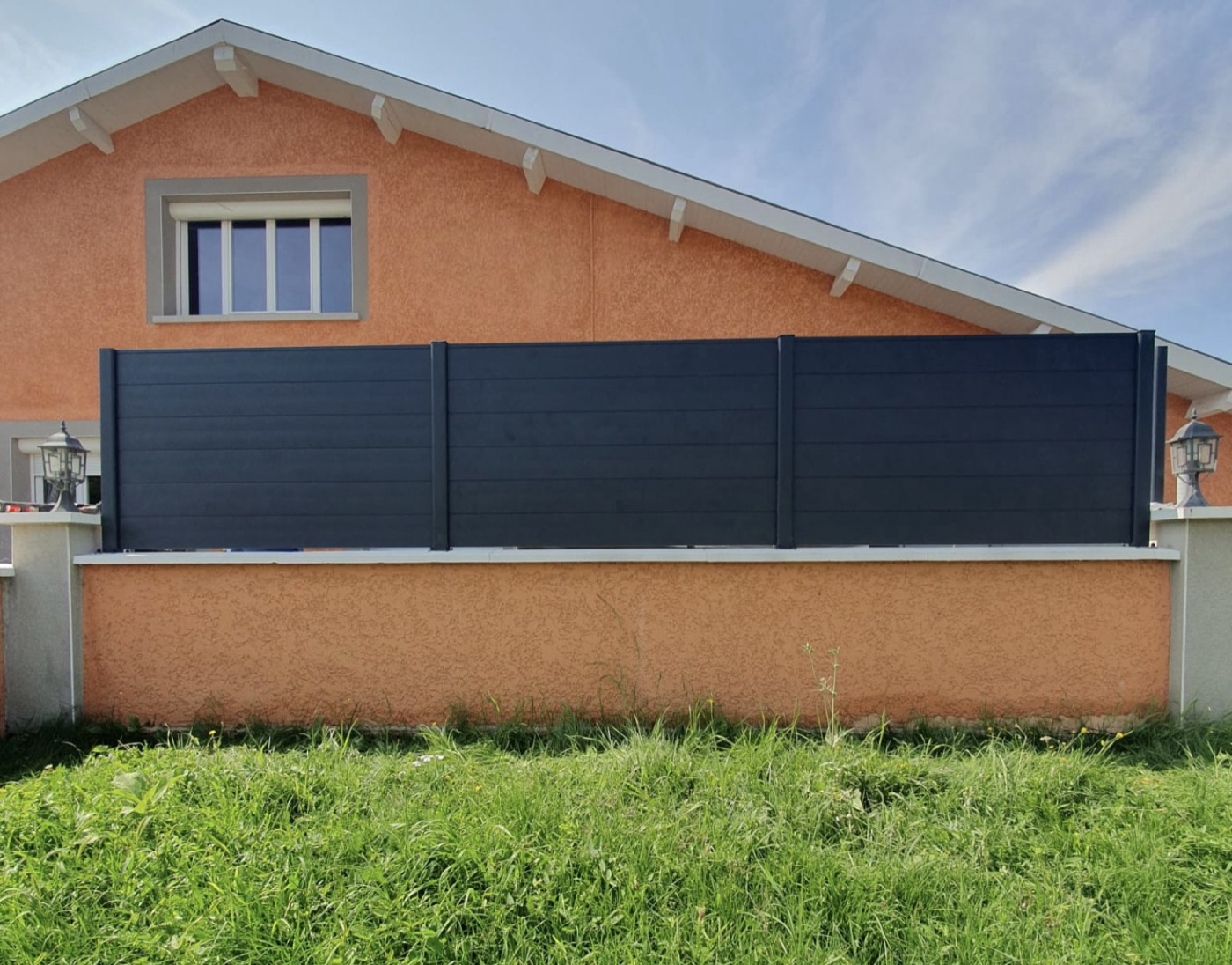 Clôture aluminium lames pleines anthracite posée sur un muret