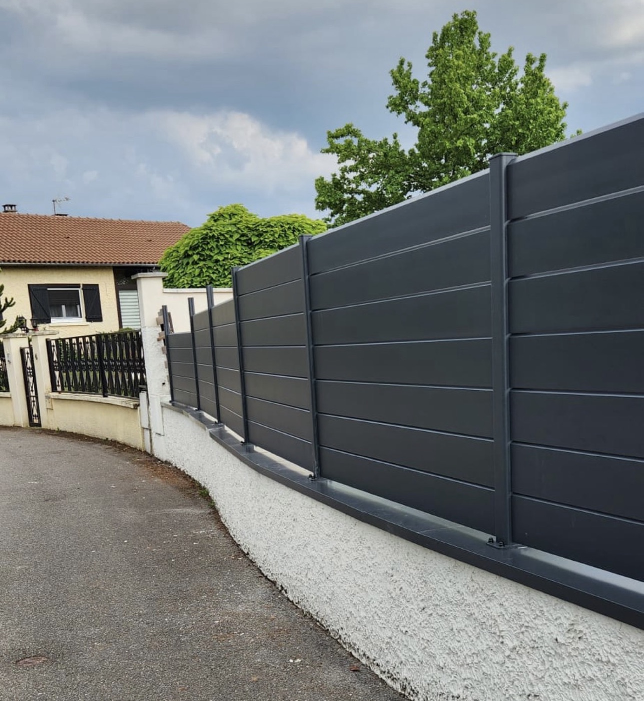 Clôture aluminium lames pleines anthracite en bordure de rue